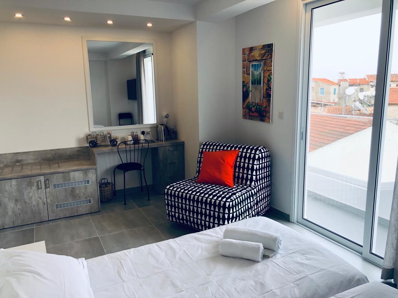 Ropa de cama de alta calidad y caja de seguridad en la habitación 