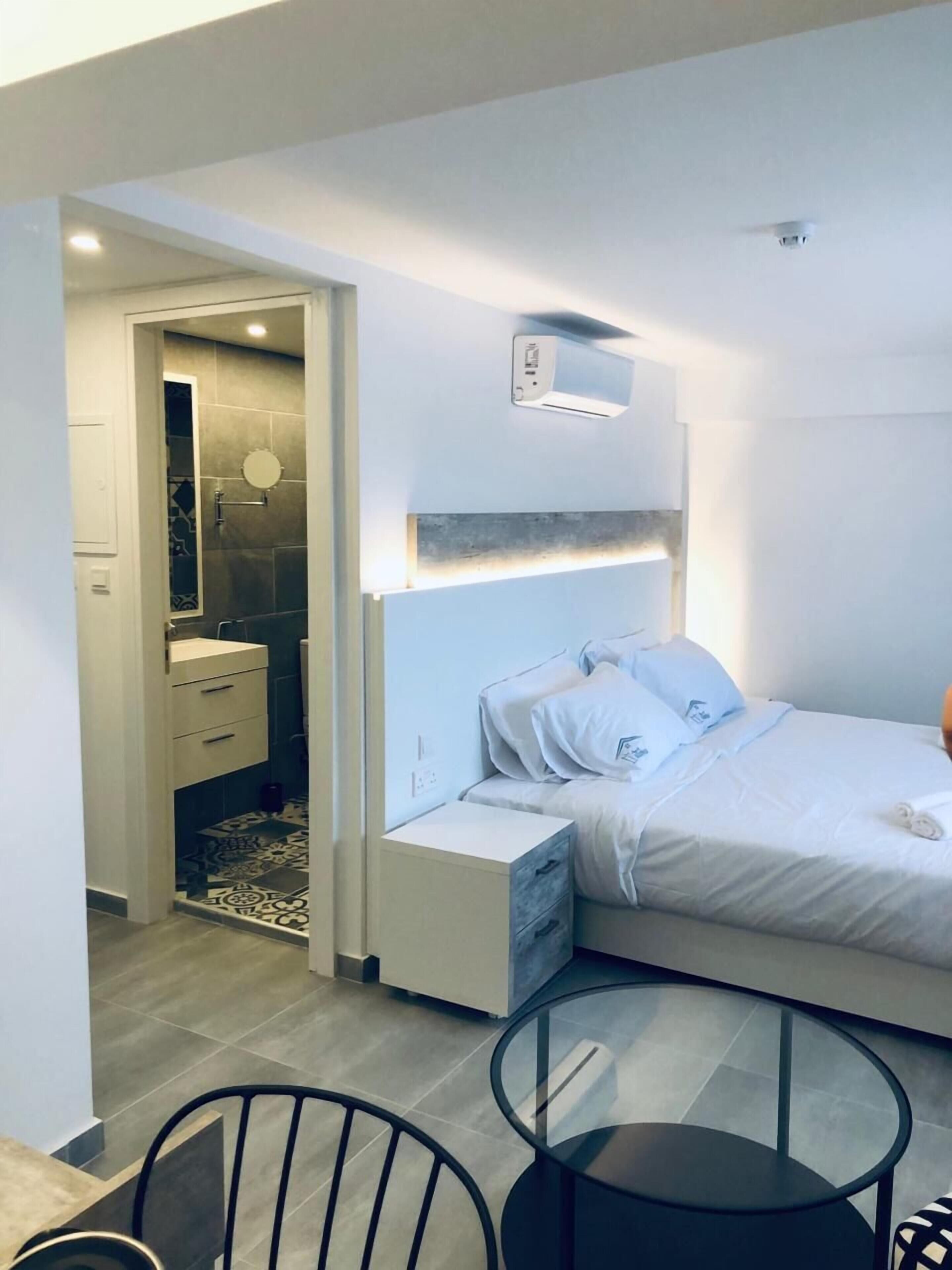 Ropa de cama de alta calidad y caja de seguridad en la habitación 