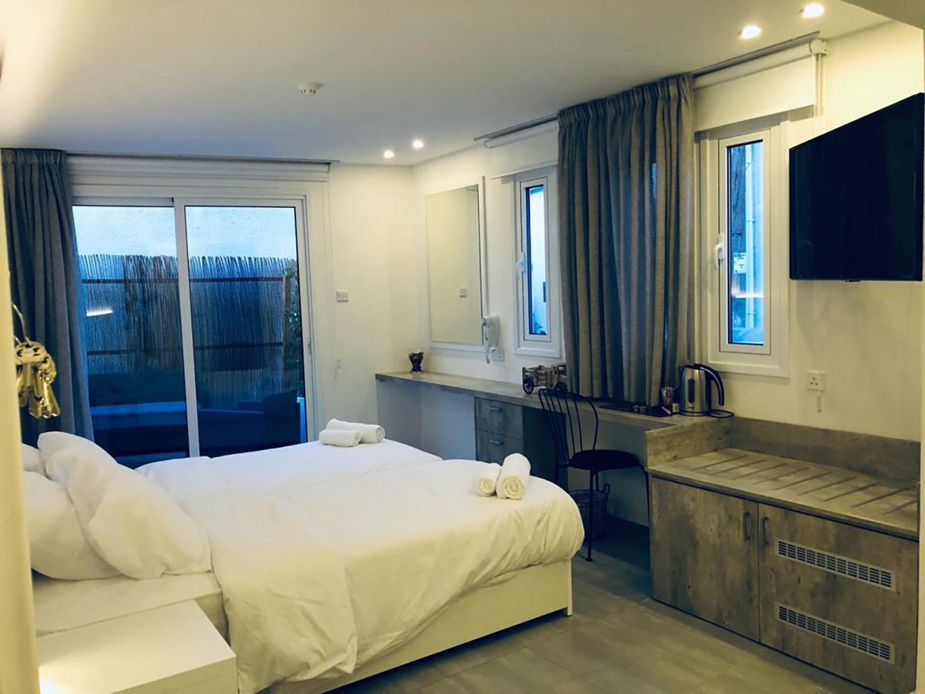 Ropa de cama de alta calidad y caja de seguridad en la habitación 