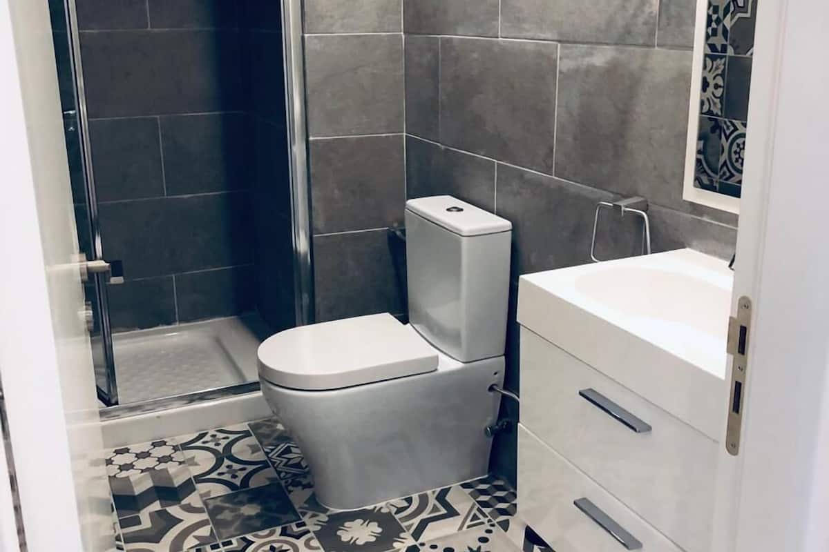 studio (102) | premium bedding, in-room safe, desk, laptop workspace