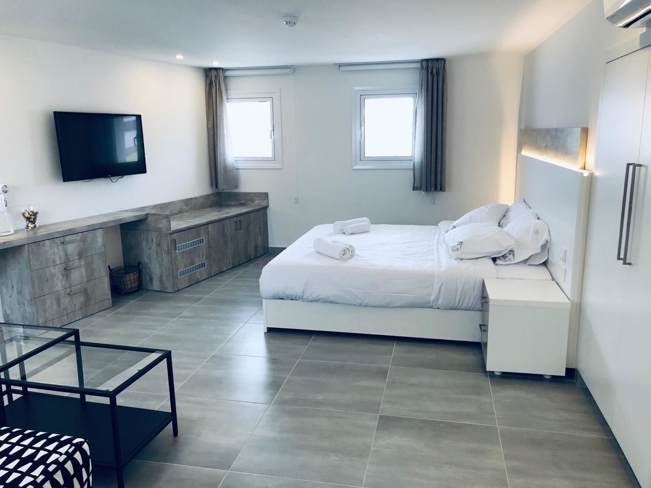 Ropa de cama de alta calidad y caja de seguridad en la habitación 