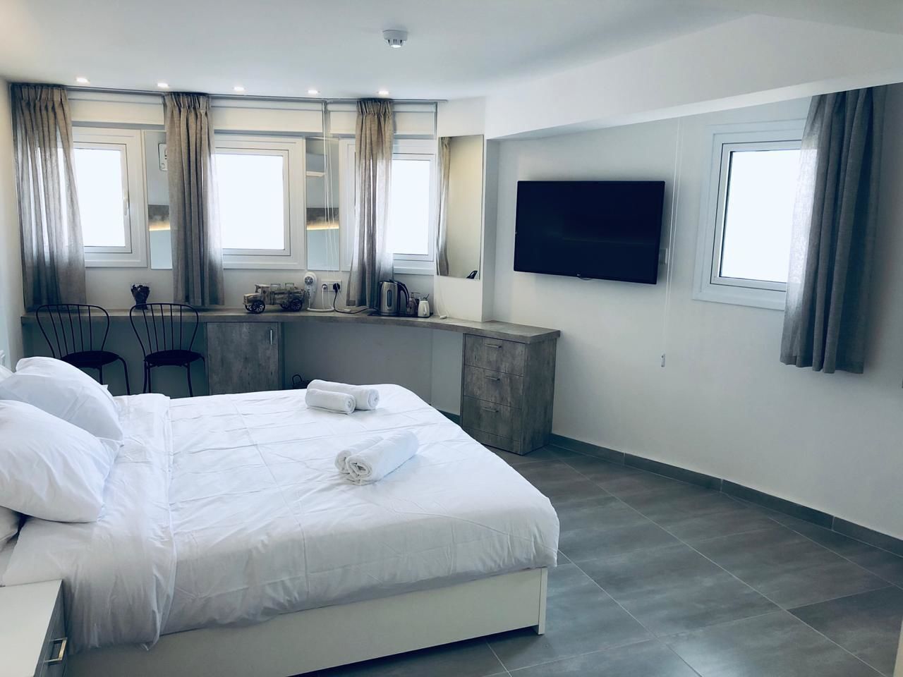 Ropa de cama de alta calidad y caja de seguridad en la habitación 