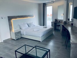 スタジオ バルコニー (201) | 高級寝具、セーフティボックス (室内)、 デスク、ノートパソコン用作業スペース