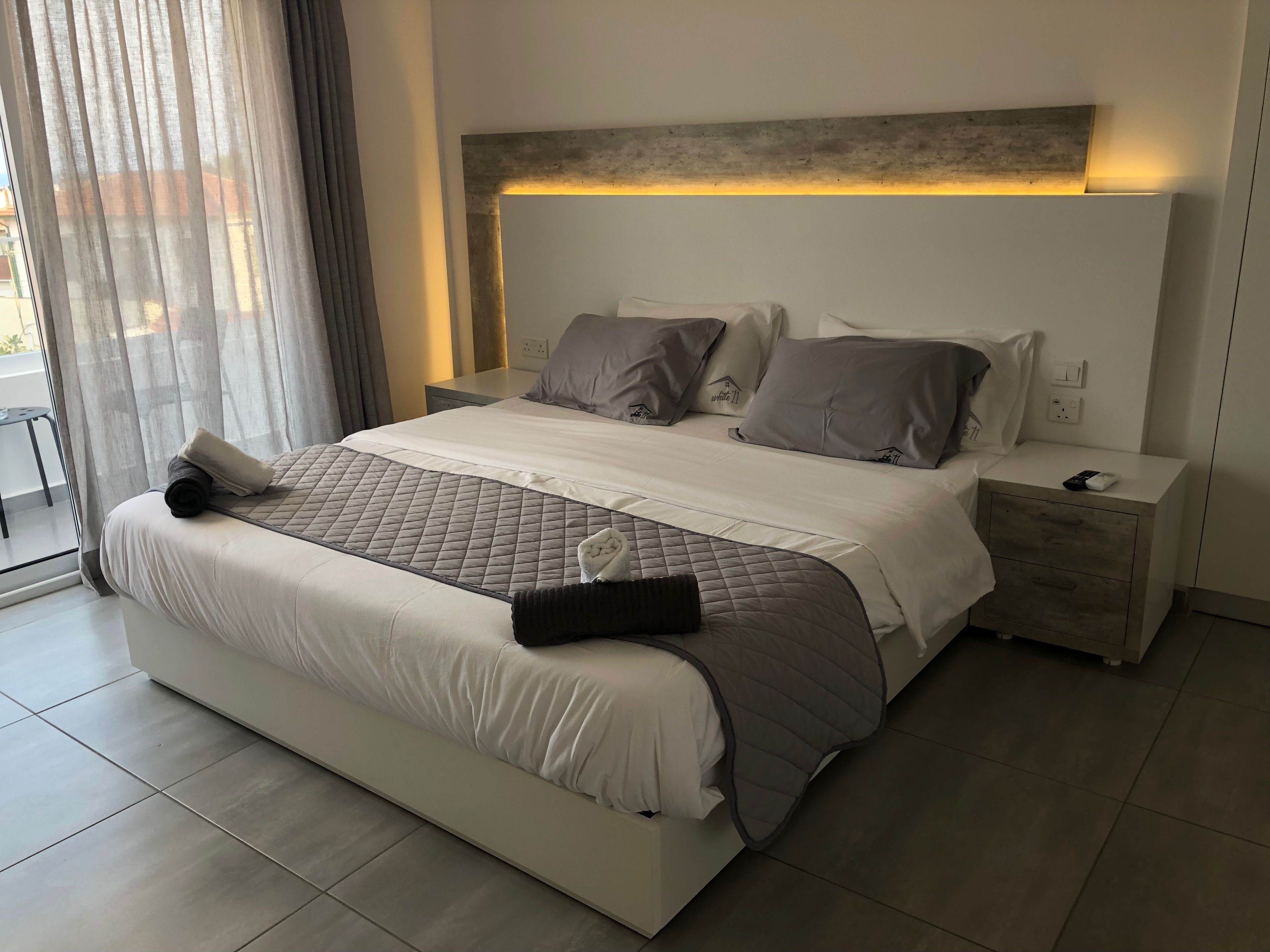 Ropa de cama de alta calidad y caja de seguridad en la habitación 
