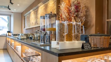 Café da manhã com buffet grátis todos os dias