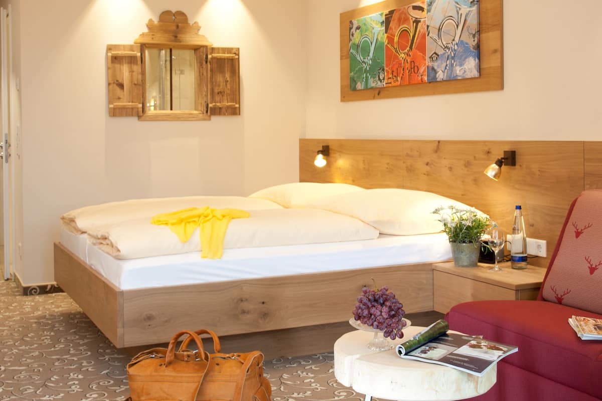 in-room safe, desk, laptop workspace, blackout curtains