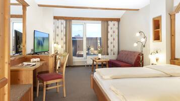 Cofres nos quartos, escrivaninha, espaço de trabalho para notebook