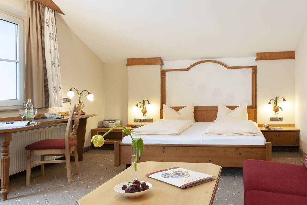 in-room safe, desk, laptop workspace, blackout curtains