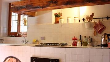 Frigorifero, microonde, forno, piano cottura