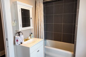 Sèche-cheveux, serviettes fournies