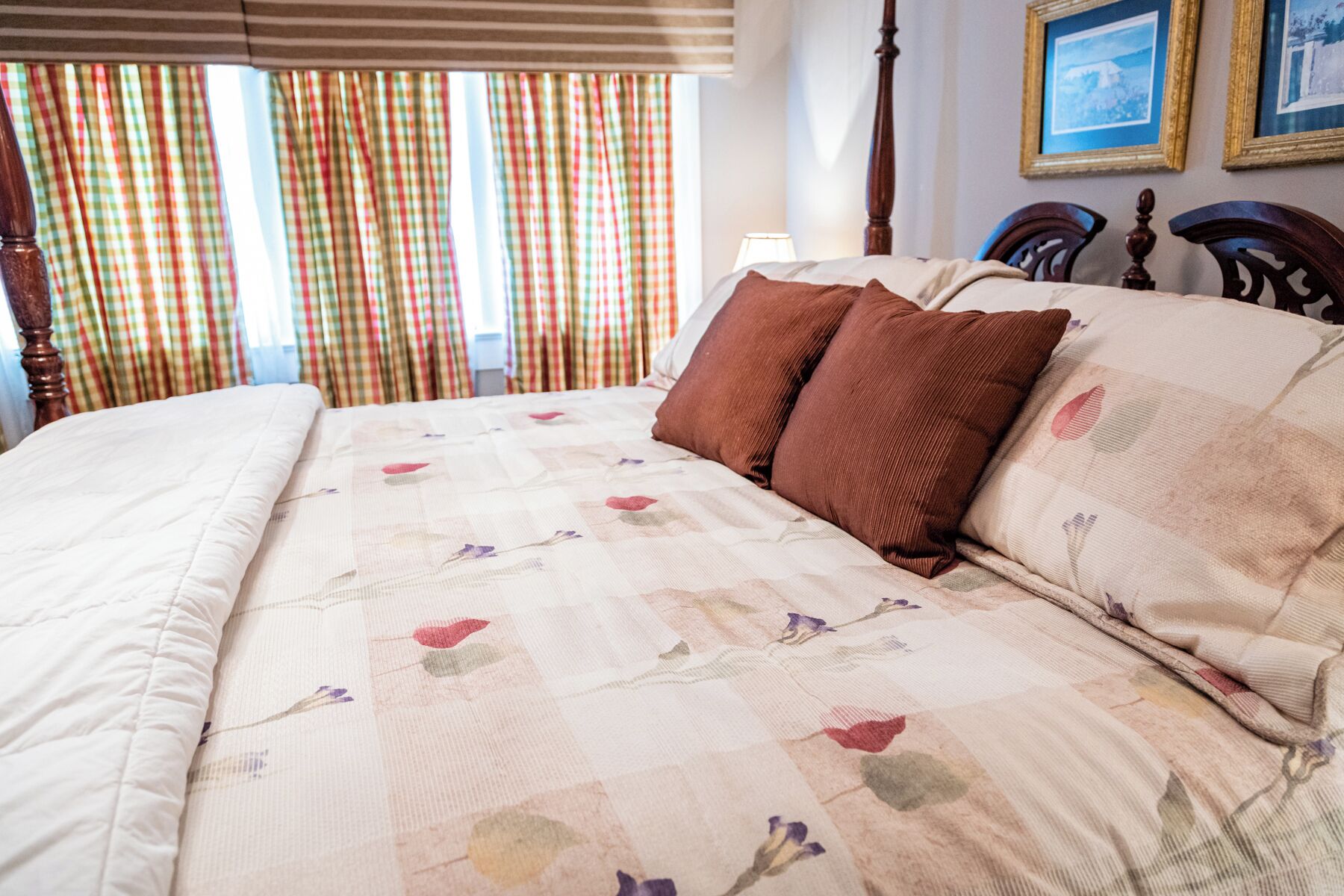 1 habitación, tabla de planchar con plancha y ropa de cama 