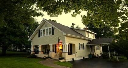Habitación con una cama King en la casa de huéspedes - Lancaster, KY