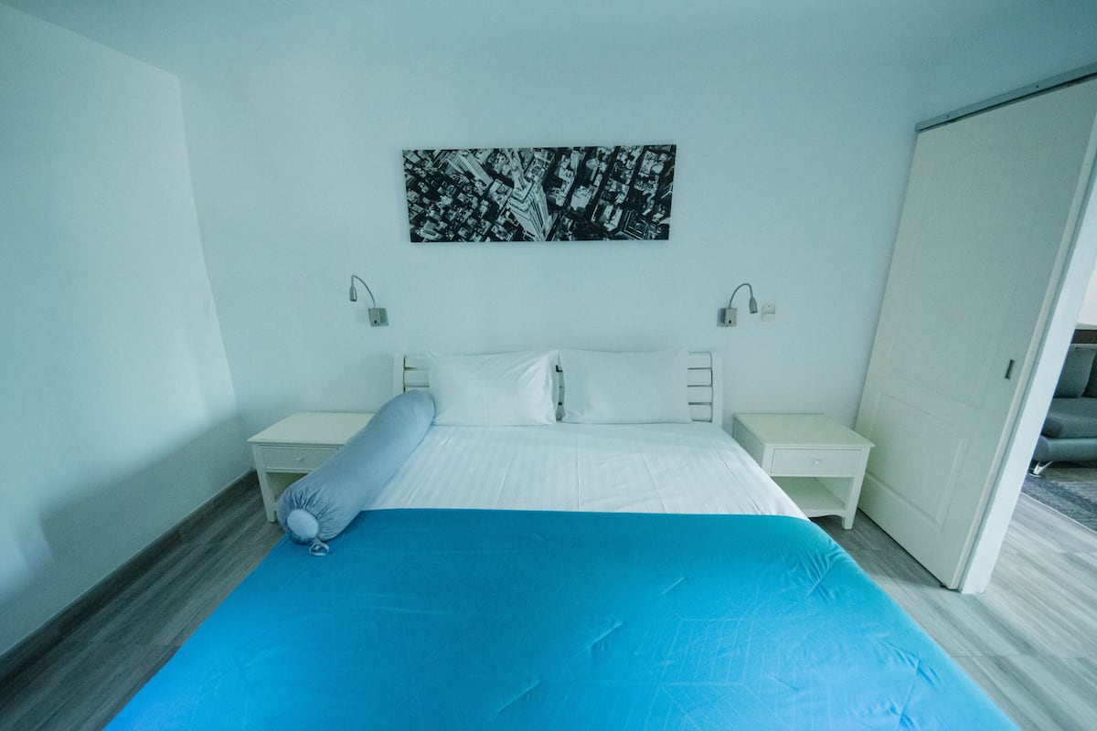 Luxury Apartment | Premium bedding, minibar, laptop workspace, blackout drapes