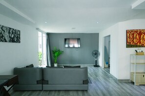 Departamento de lujo | Área de sala de estar | Televisión LED de 32 pulgadas con canales por cable y televisión 