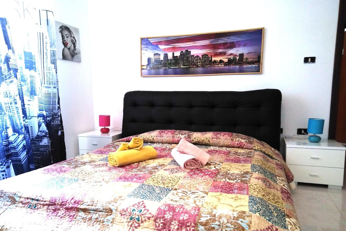 1 chambre, décoration personnalisée, ameublement personnalisé, bureau