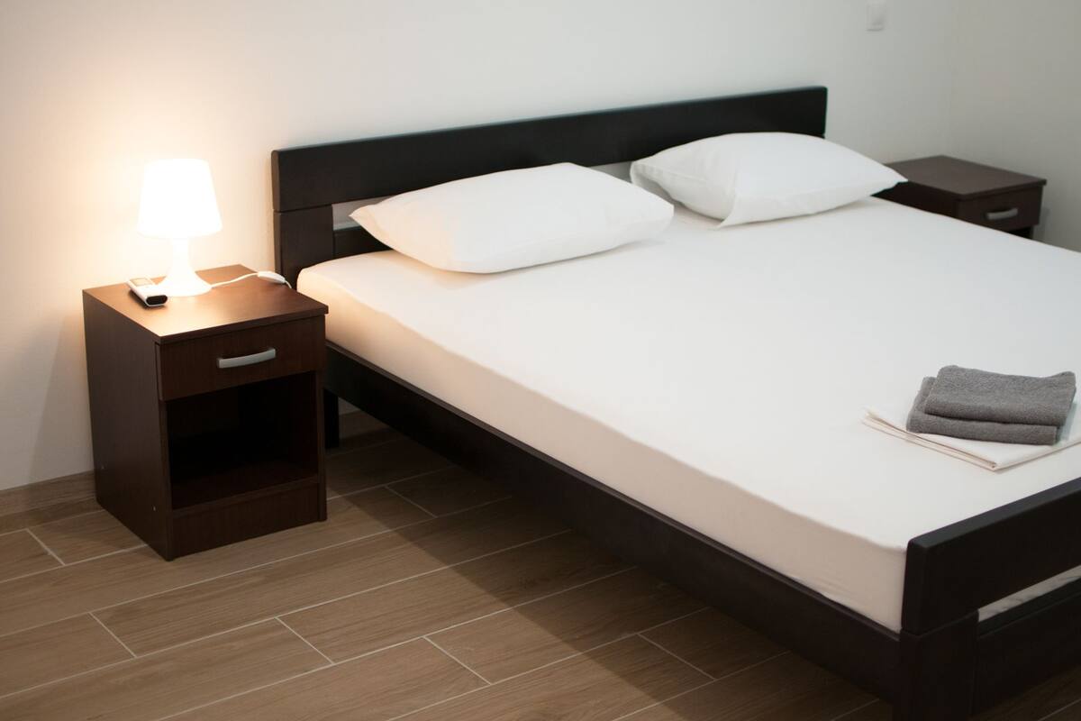 In-room safe, cribs (free), WiFi (free), bed sheets