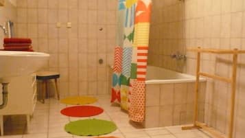 Apartment, 2 Bedrooms, Terrace | Bathroom | Combined shower/bathtub, towels, soap, toilet paper