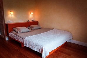 Design Room | Iron/ironing board, rollaway beds, free WiFi, bed sheets