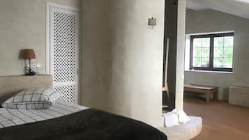 Design Room | Iron/ironing board, rollaway beds, free WiFi, bed sheets