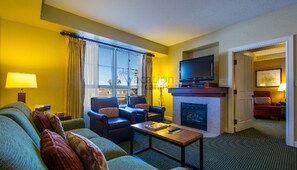 Fernseher, Kamin, DVD-Player, Tischfußball