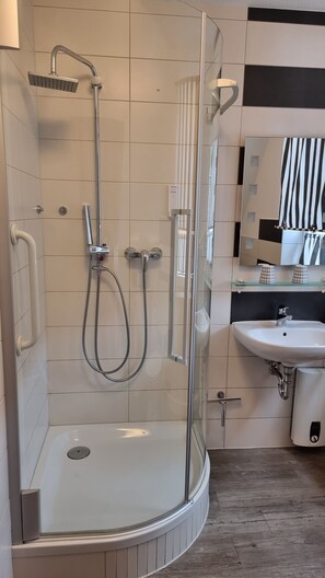 Dusche, Haartrockner, Handtücher, Seife