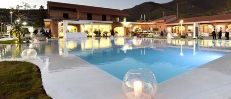 Piscine extérieure (ouverte en saison), piscine à débordement