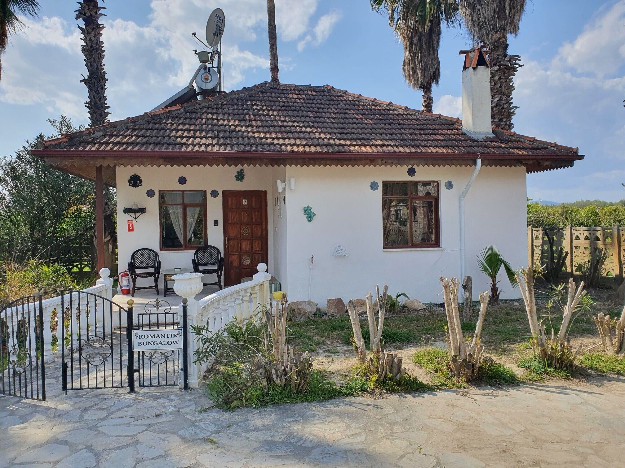 The small house lies undisturbed in the middle of nature and is waiting for you