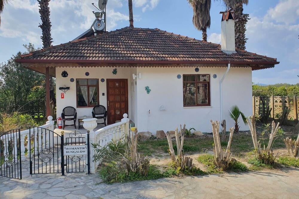 The small house lies undisturbed in the middle of nature and is waiting for you