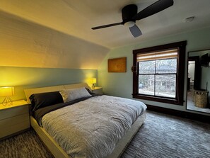 3 habitaciones, escritorio y tabla de planchar con plancha 