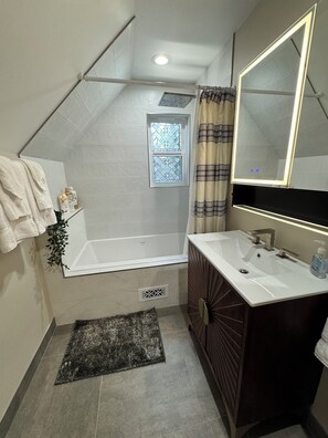 Bathtub, jetted tub, hair dryer, towels - Historic Water Hill Gem - Walk to Downtown (Ann Arbor)