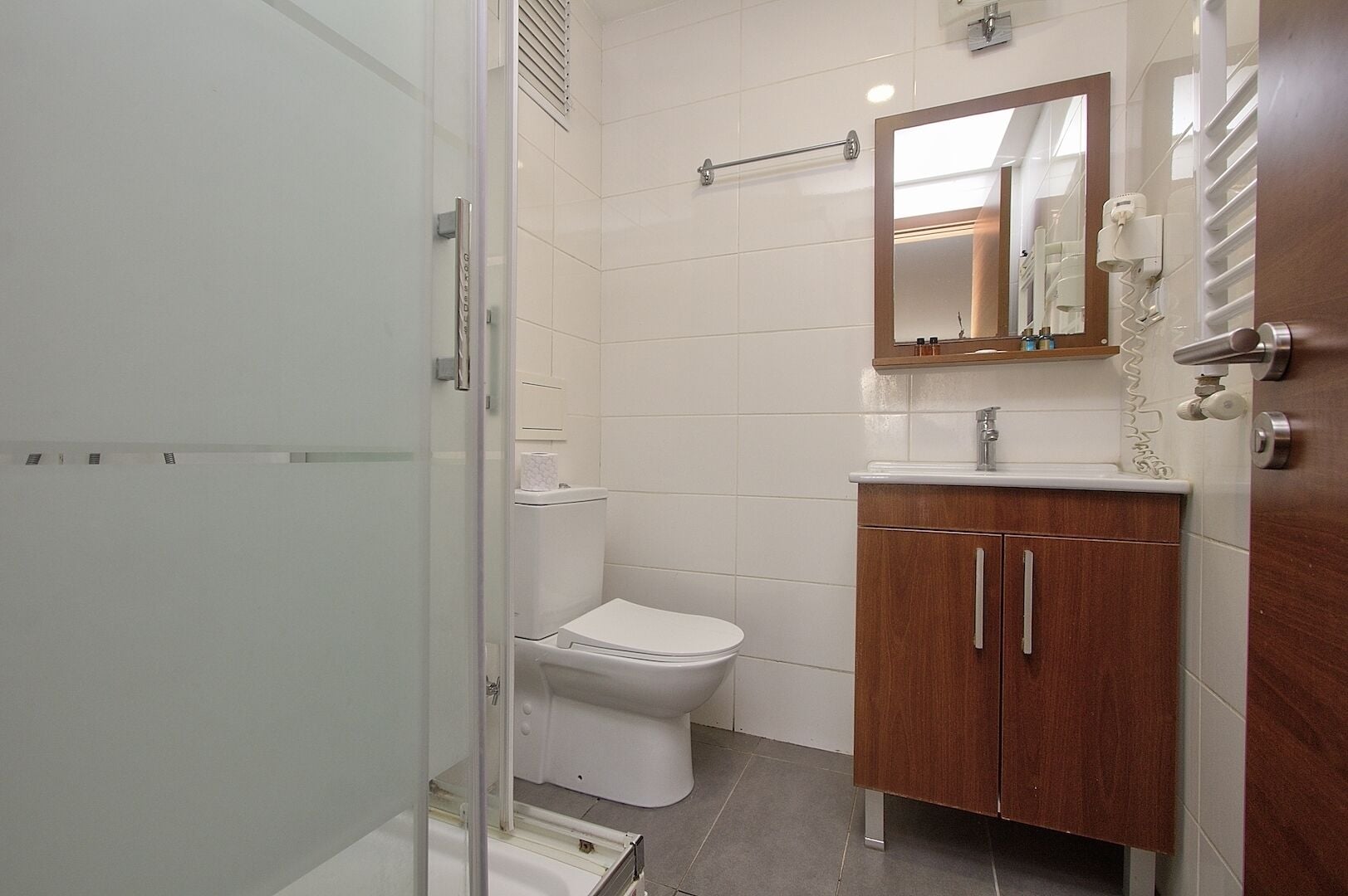 shower, rainfall showerhead, free toiletries, hair dryer