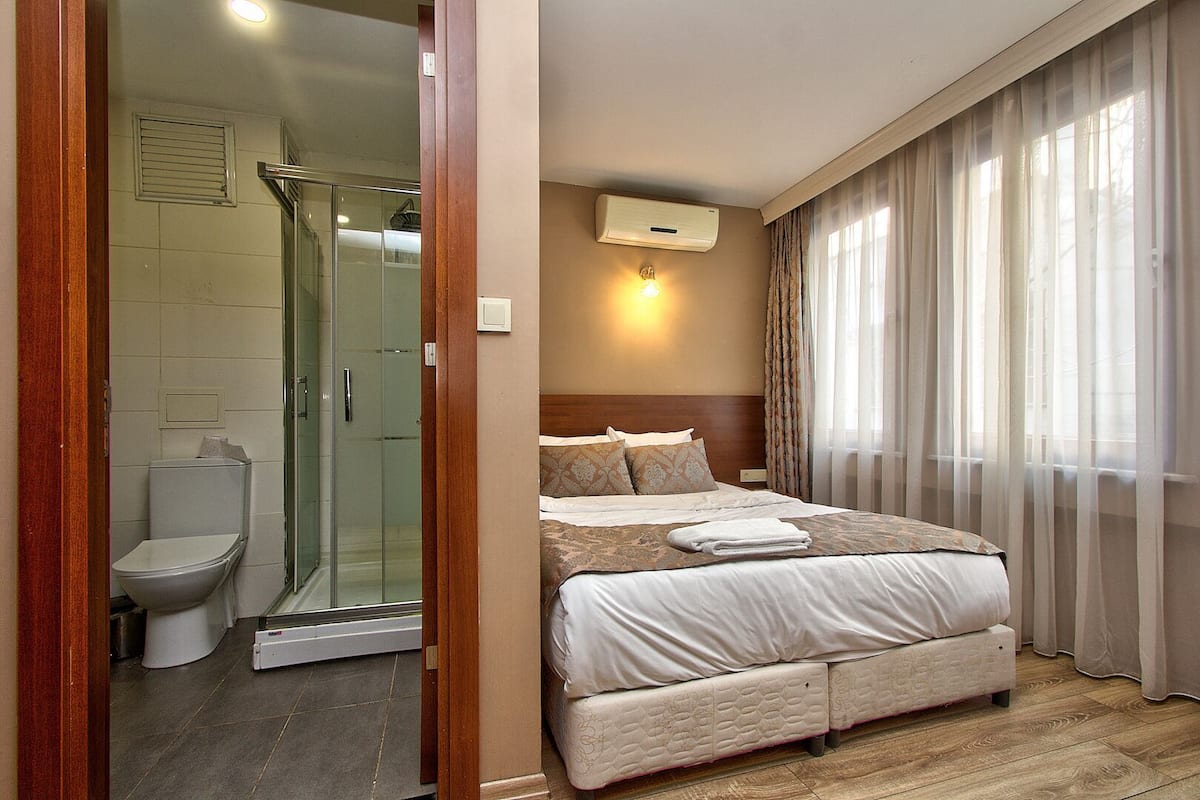 Lakens van Egyptisch katoen, luxe beddengoed, een minibar
