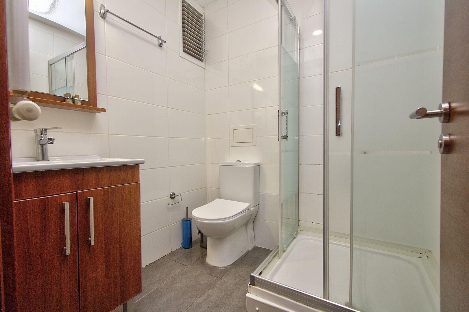 shower, rainfall showerhead, free toiletries, hair dryer