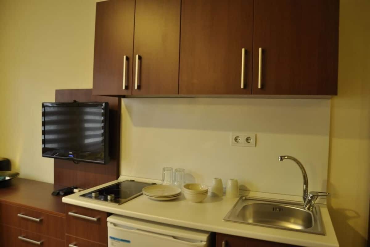 Mini-fridge, electric kettle, cookware/dishes/utensils
