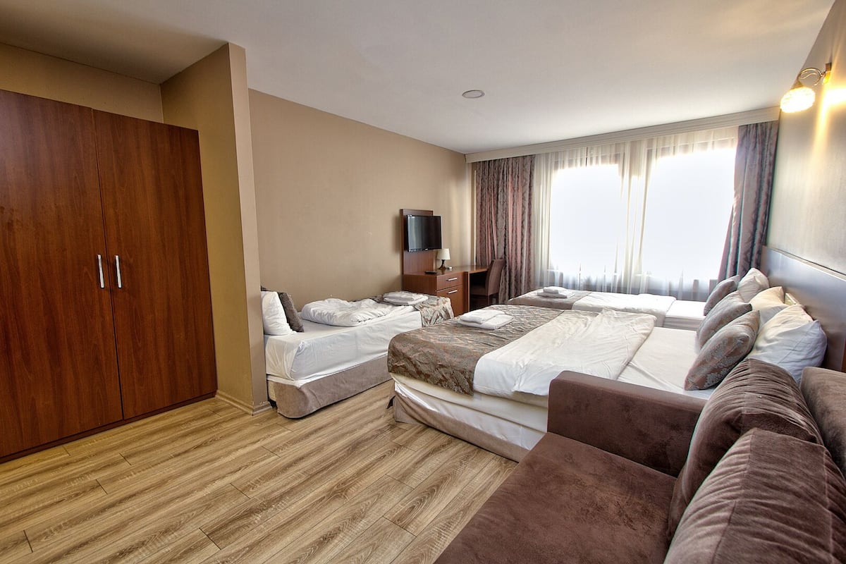 Deluxe vierpersoonskamer | Lakens van Egyptisch katoen, luxe beddengoed, een minibar