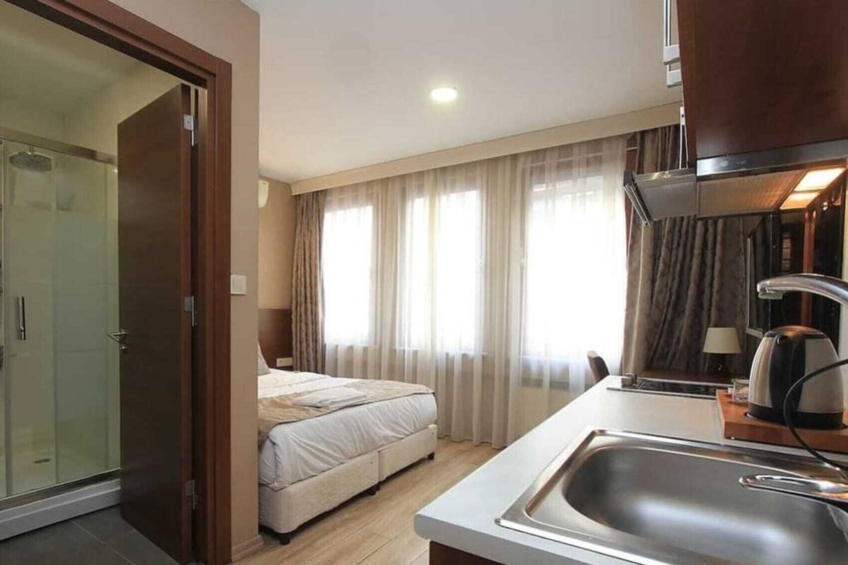 Egyptian cotton sheets, premium bedding, minibar, in-room safe