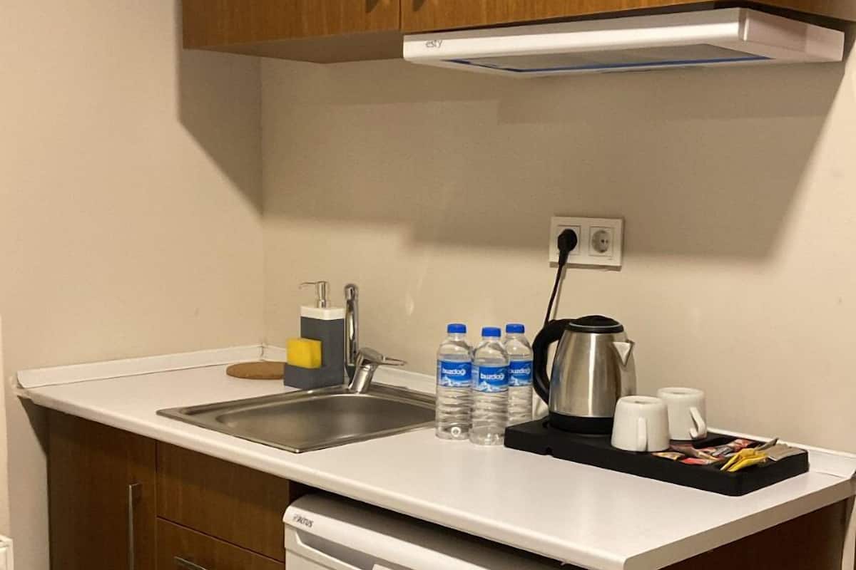 Standard Suite | Private kitchen | Mini-fridge, electric kettle, cookware/dishes/utensils