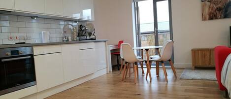 Refrigerador, microondas, horno, placa de cocina