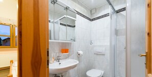 Studio | Phòng tắm | Buồng tắm vòi sen, máy sấy tóc, khăn tắm
