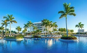 Een zwembad op het dak