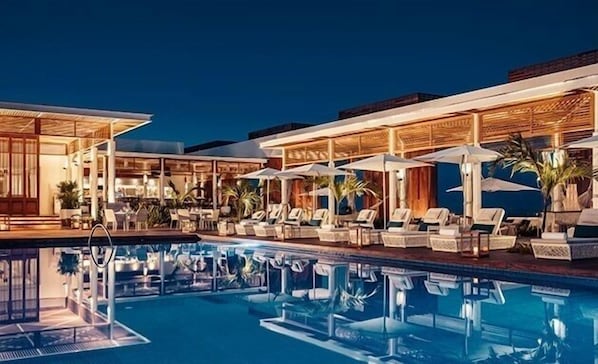 Een zwembad op het dak