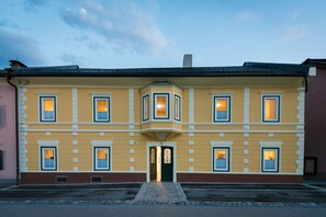 Fassade der Unterkunft – Abend/Nacht