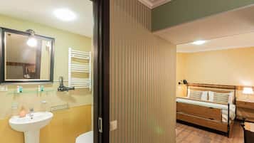Single Room | Bathroom | Shower, free toiletries, hair dryer, slippers