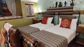 Economy Twin Room | Minibar, desk, soundproofing, free WiFi