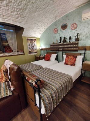 Economy Twin Room | Minibar, desk, soundproofing, free WiFi - Wine Story Hotel (Tbilisi)