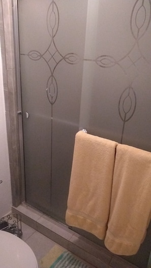 Rom | Bad | Regndusjhode, designertoalettartikler, hårføner og håndklær