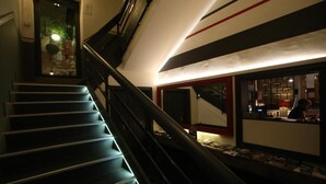 Un escalier avec une rampe menant à un niveau inférieur.