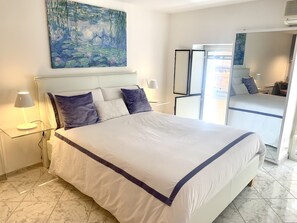 4 bedrooms, iron/ironing board, free WiFi, bed sheets - Super central and comfortable house in historic 19th-century building. (Acireale)