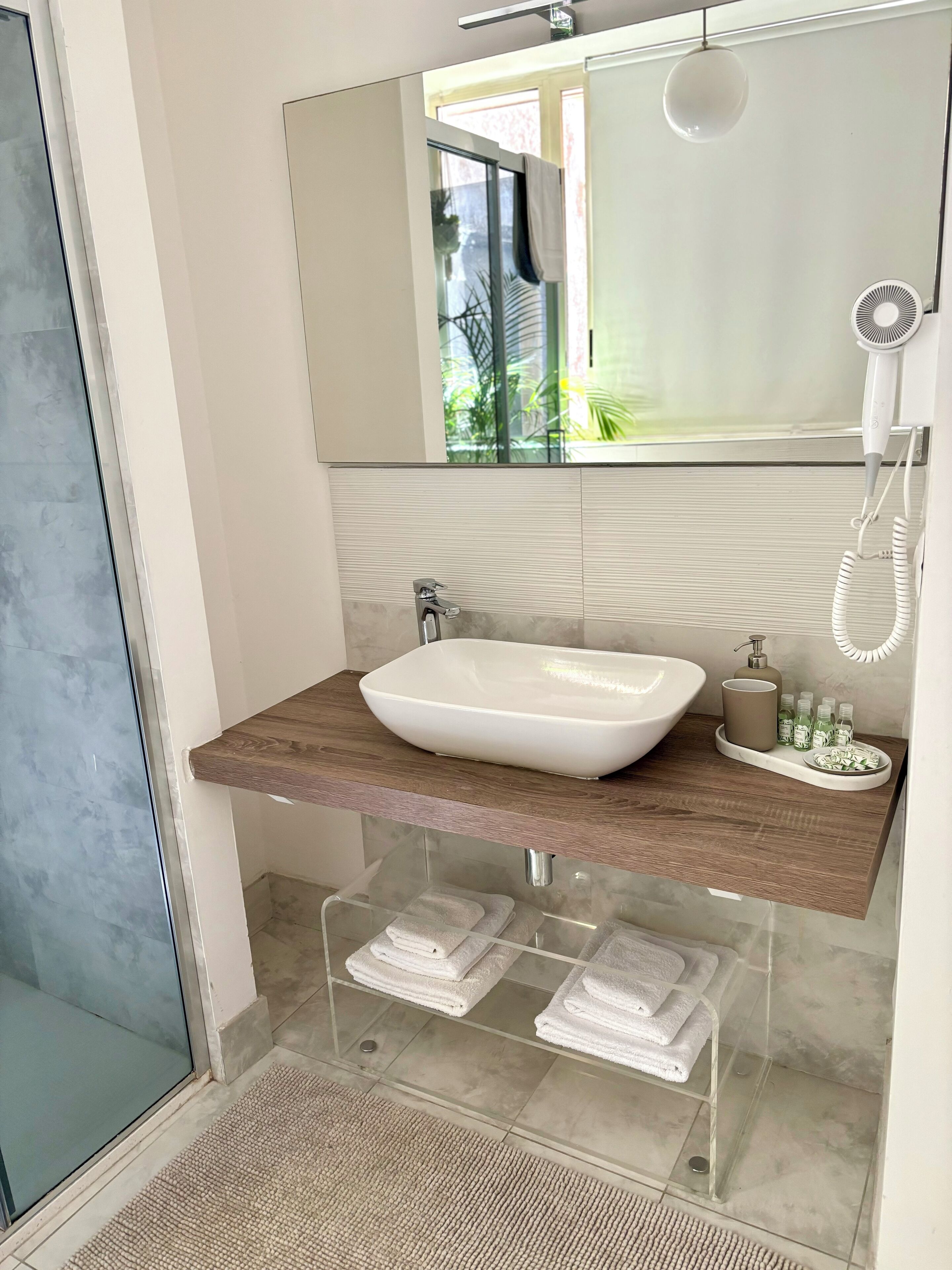Duschwanne, Haartrockner, Bidet, Handtücher