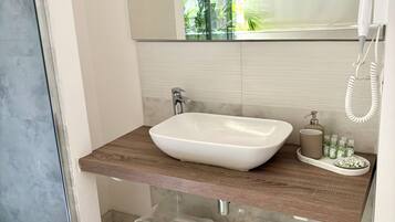 Duschwanne, Haartrockner, Bidet, Handtücher
